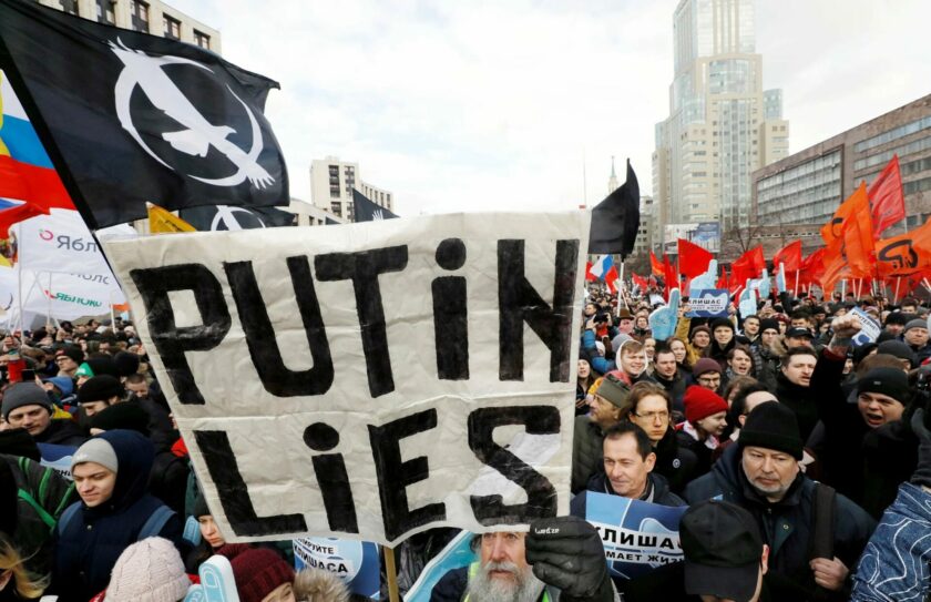Россия над пропастью авторитаризма: десятилетие демократического протеста